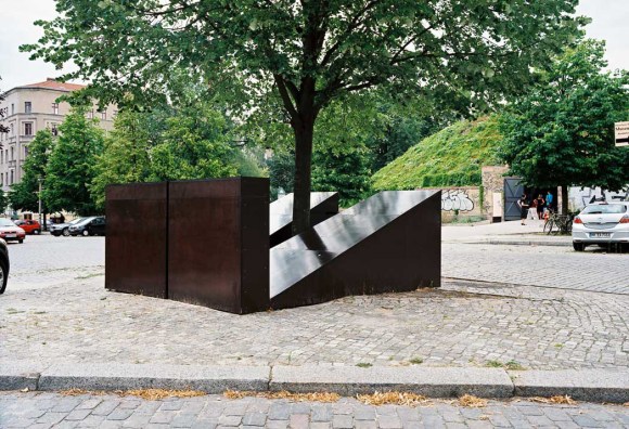 “Fehlformen an exhibition at singuhr–hoergalerie in Berlin a Sound installation on two traffic islands around the water tower square“