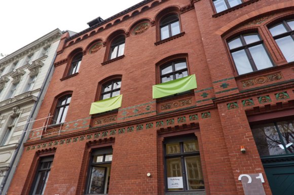 “muffled was shown on the occasion of the exhibition alles muss raus at galerie weisser elefant“