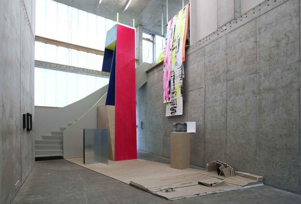 “structure an collaborative installation with seven artists at times art center berlin“